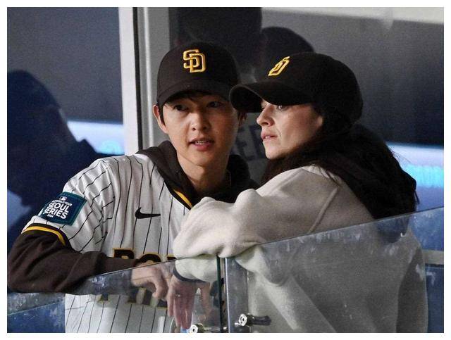 韩星夫妇同框观球赛宋仲基脸肿幸福溢满甜蜜气息扑面而来