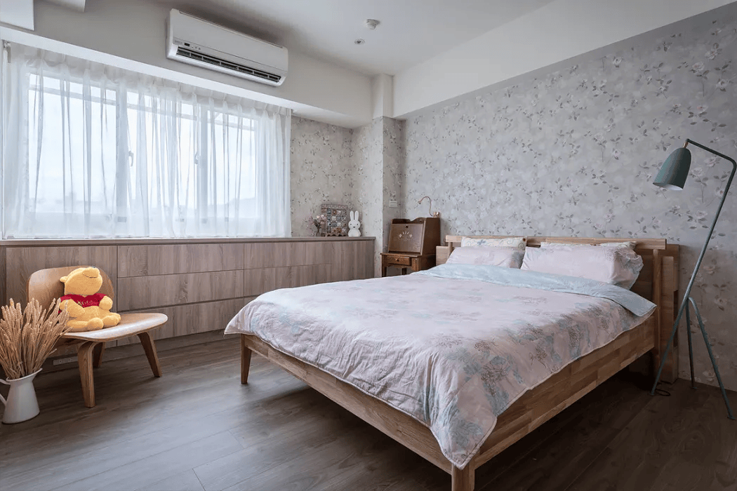 步入主卧室,素净淡雅的花卉壁纸轻柔地铺展开来,宛如自然之美的蔓延