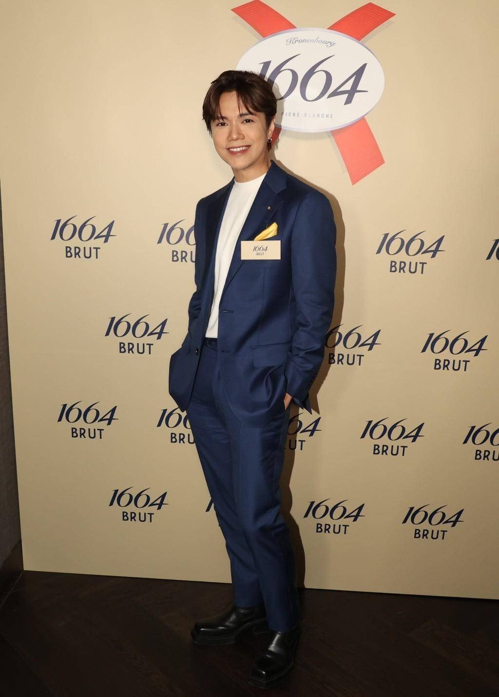 张敬轩邀10位美女粉丝搞多人口部运动自曝怕做错事很少喝醉