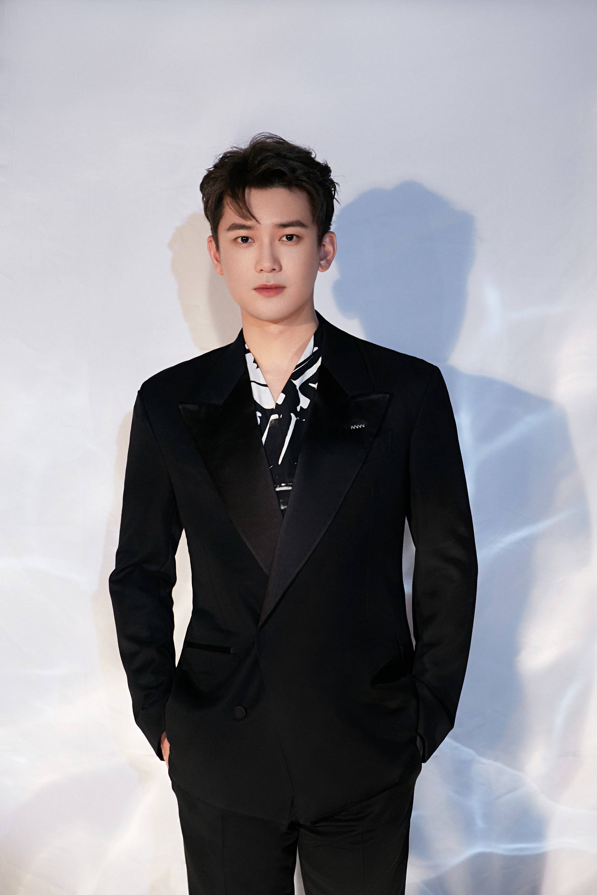 更让人赞叹的是,他不仅在清华完成了学业,还跨越国界,前往剑桥大学