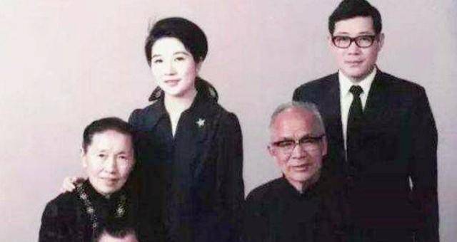 姨太太范秀美18岁丈夫去世护送嫡子朋友胡兰成却彼此暗生情愫