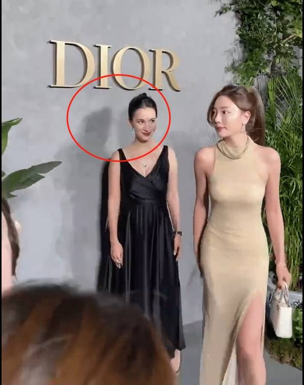 现在网红这么牛吗和卢靖姗合影后转身就走还以为她们才是明星