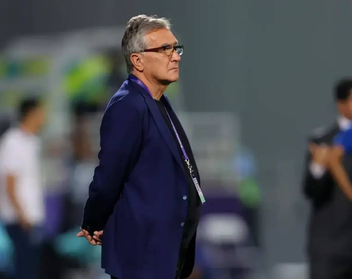 原创踢球时扫荡中场的兽腰做教练勤做功课目标执教英超李铁可惜了