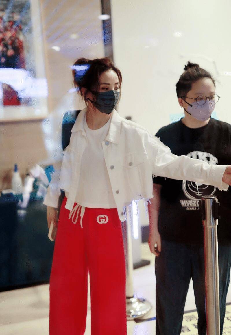 被阿sa的穿搭美到了白色牛仔衣配玫红色9分裤时髦又减龄