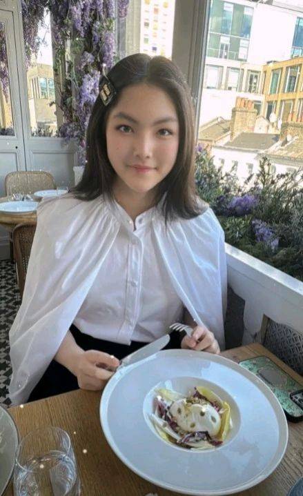 李湘晒王诗龄英国留学生活照,手提华伦天奴包,素面朝天去看画展