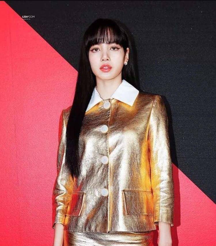 原创lisa怼脸照关掉美颜后五官粗糙脂肪粒扎堆真人芭比形象翻车