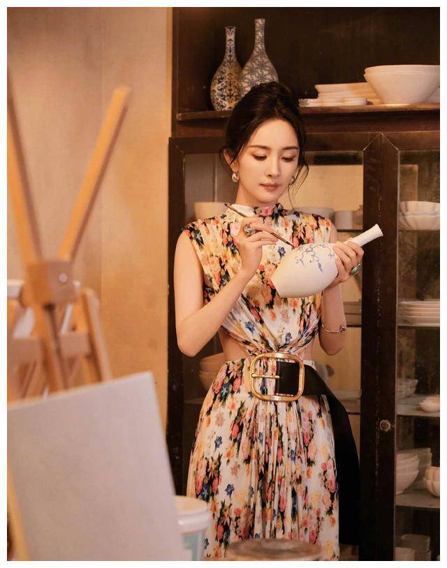 杨幂古韵典雅,碎花裙尽显魅力!露背设计散发性感魅力!_文化_姐姐_民族