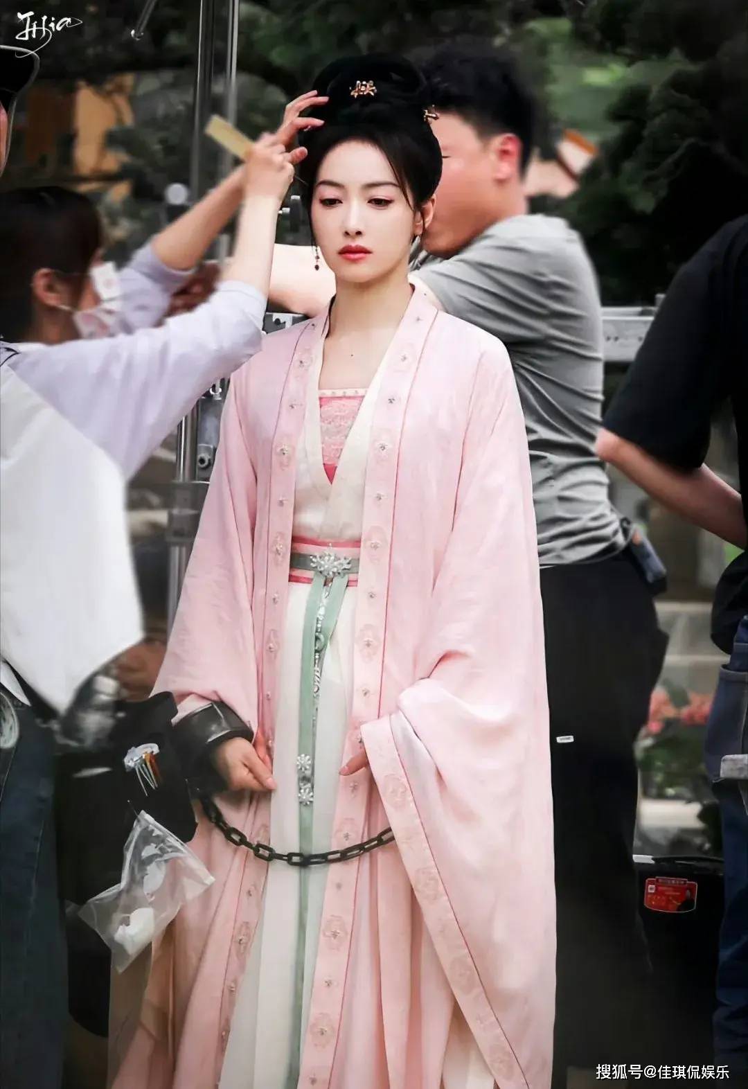 原创宋茜在拍摄现场意外摔倒网友平地摔而已受不了回家睡觉吧