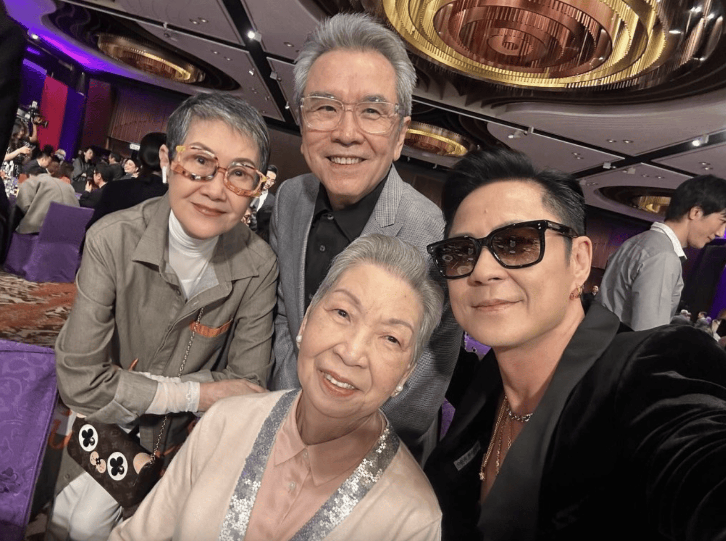 不只是姜大卫晒出了与梁丽嫦的合照,蔡一杰也晒出了与张彻太太的合照