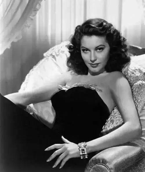 "偷密码马上要暴露时,女间谍急中生智改写战局_贝蒂_夏尔·布鲁斯