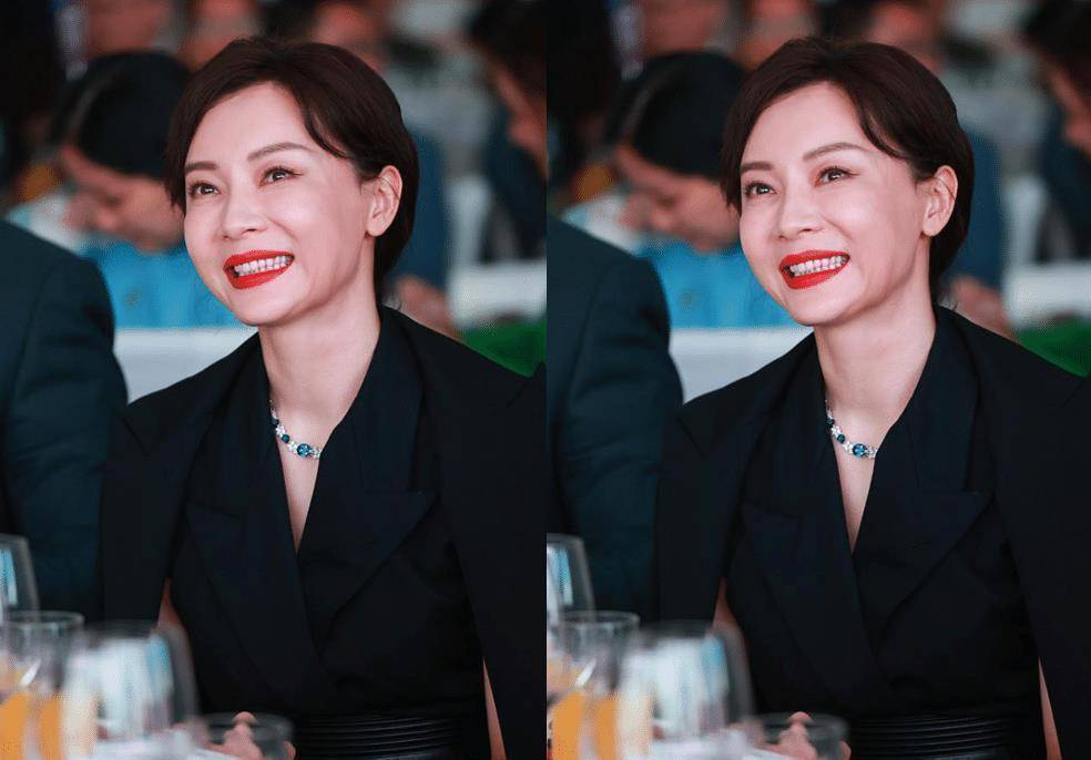 陈数真的没法低调,一身黑西装配上钻石项链,一看就是大佬气派