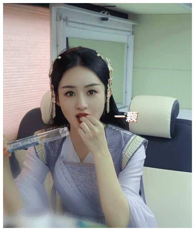 赵丽颖与凤行宣传视频走红女神吃货形象圈粉无数