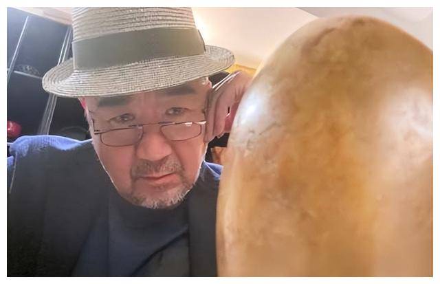 张国立爬山中后脑勺头发稀少露出头皮引发广泛讨论