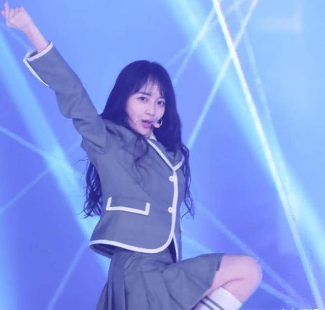 原创原创青2秦牛正威mv直拍将截图放大生图下的直筒腿很真实