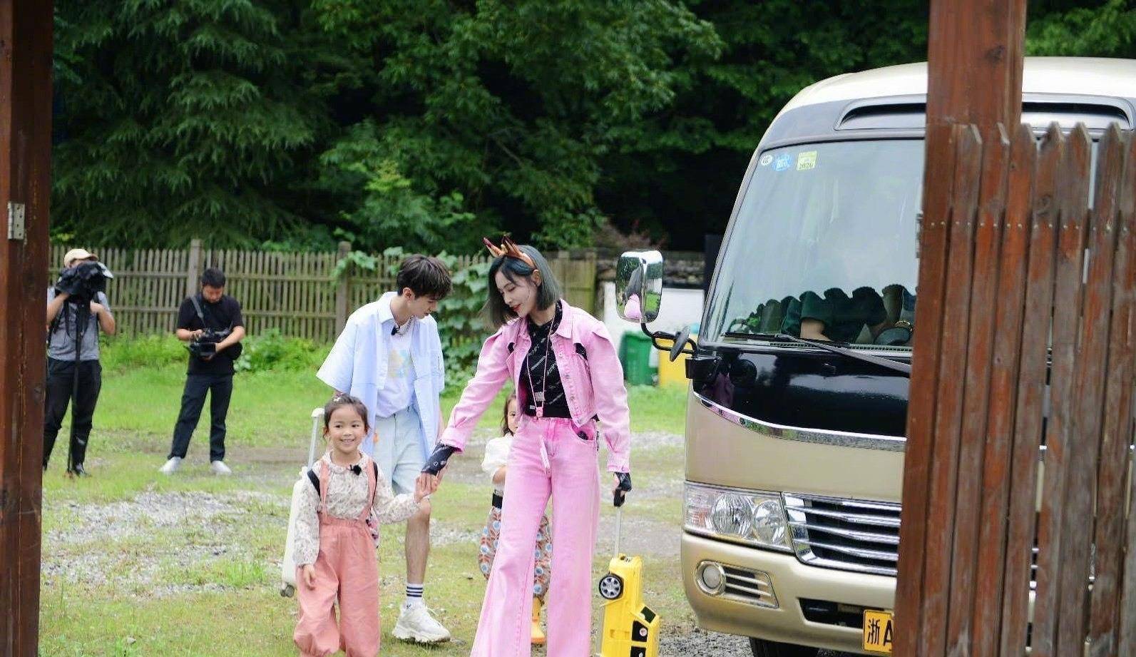 原创许佳琪谢可寅带孩子录综艺穿搭一改往日风格撑儿童伞展姐妹情