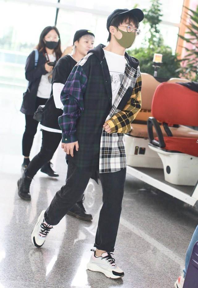 原创郭麒麟这衣服是不是有点大袖子看着长半截感觉更像小学生