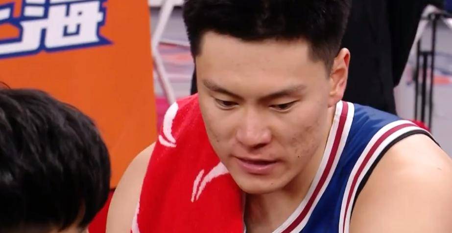 原创被人使坏垫脚上海小将一声不吭把脚跺麻接着干致敬09姚明