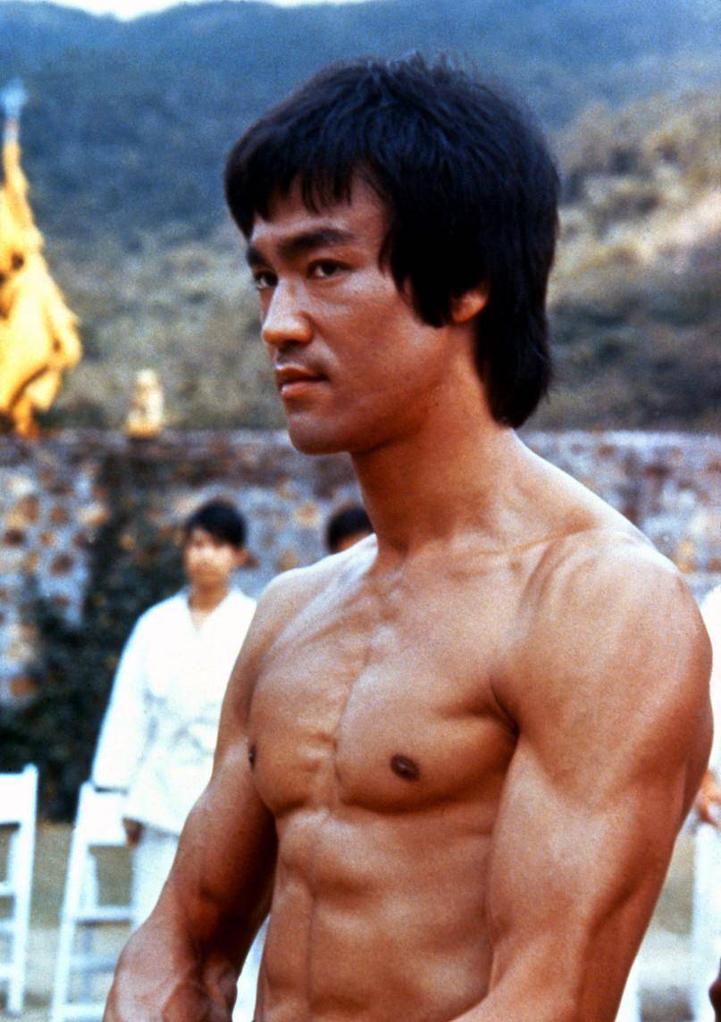 原创47年前李小龙拍摄龙争虎斗剧中成龙十几秒就被李小龙解决