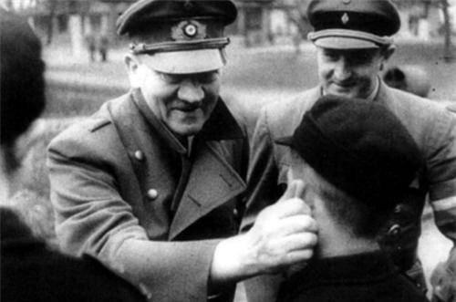 原创德国投降前跟希特勒最后握手的德国少年兵他的结局如何