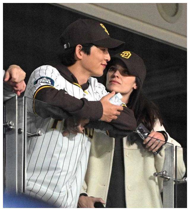 韩星夫妇同框观球赛宋仲基脸肿幸福溢满甜蜜气息扑面而来