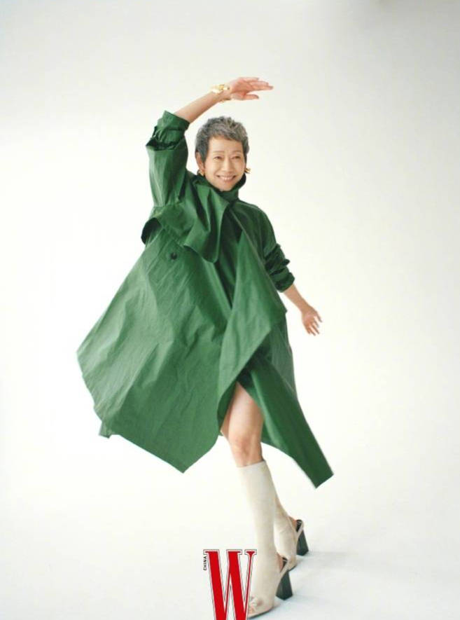 61岁叶童拍大胆写真,后背全露不惧展示松弛皮肤和赘肉,白发抢眼_年龄