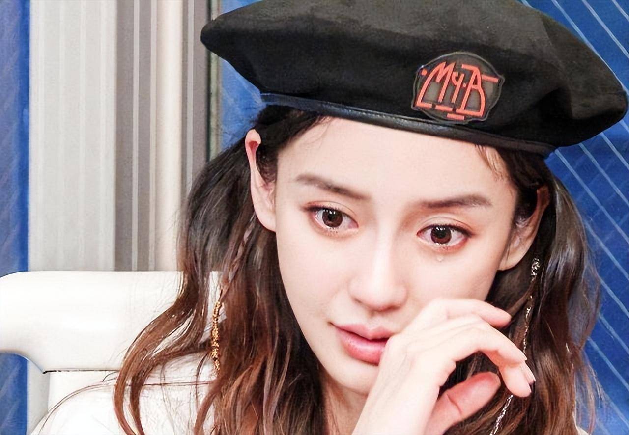 现身法国疯马秀后杨颖试图靠女性公益复出却再度惨翻车