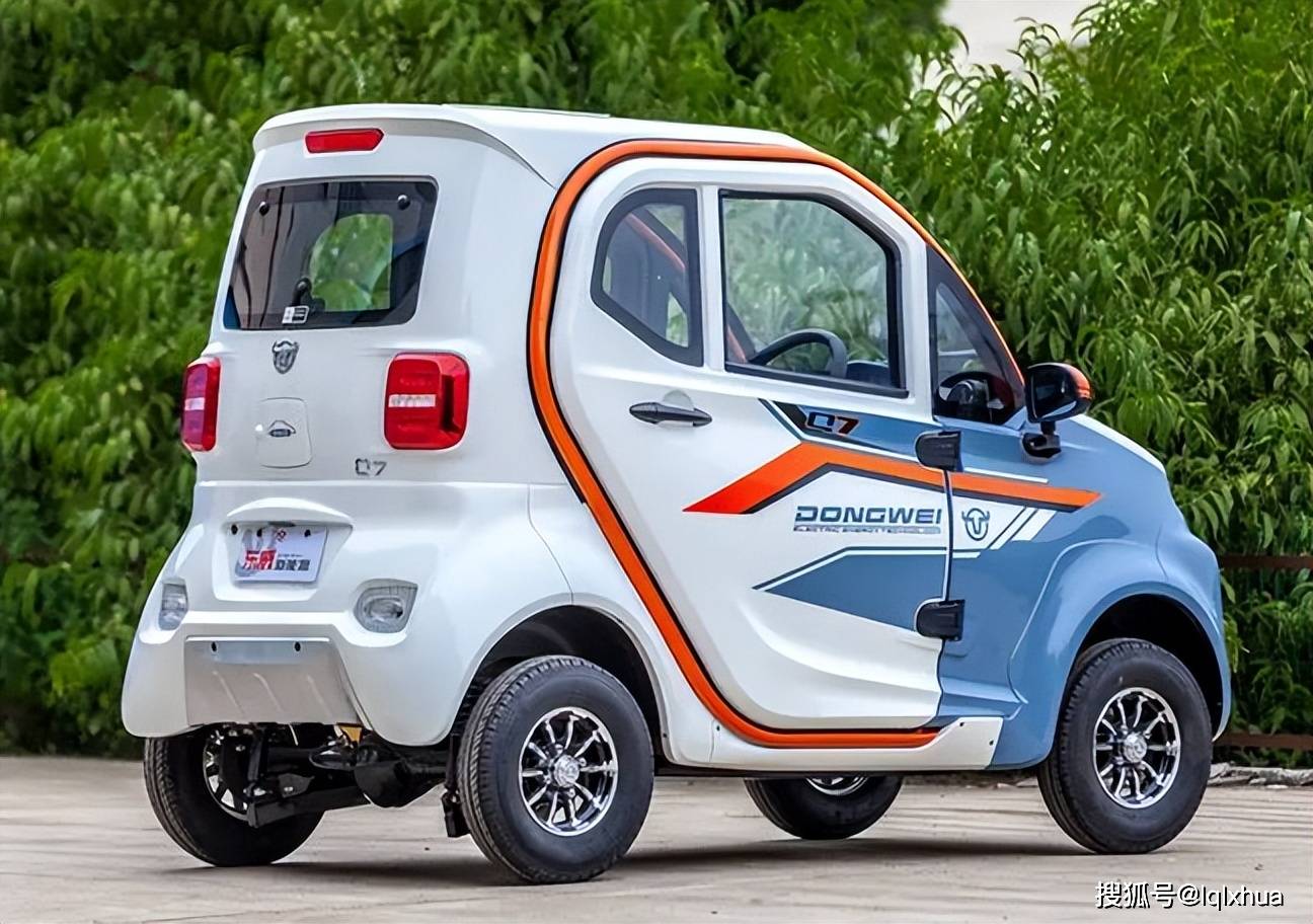 首先在买电动车时,不同的电动车价格也有很大的差距,两轮,三轮,四轮