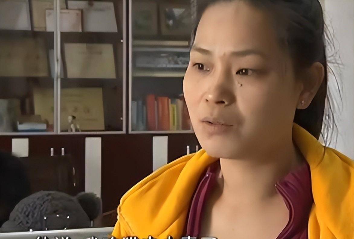 "镇里的救护车立马来到现场带走了三人,最后还是老板娘发现了中毒的