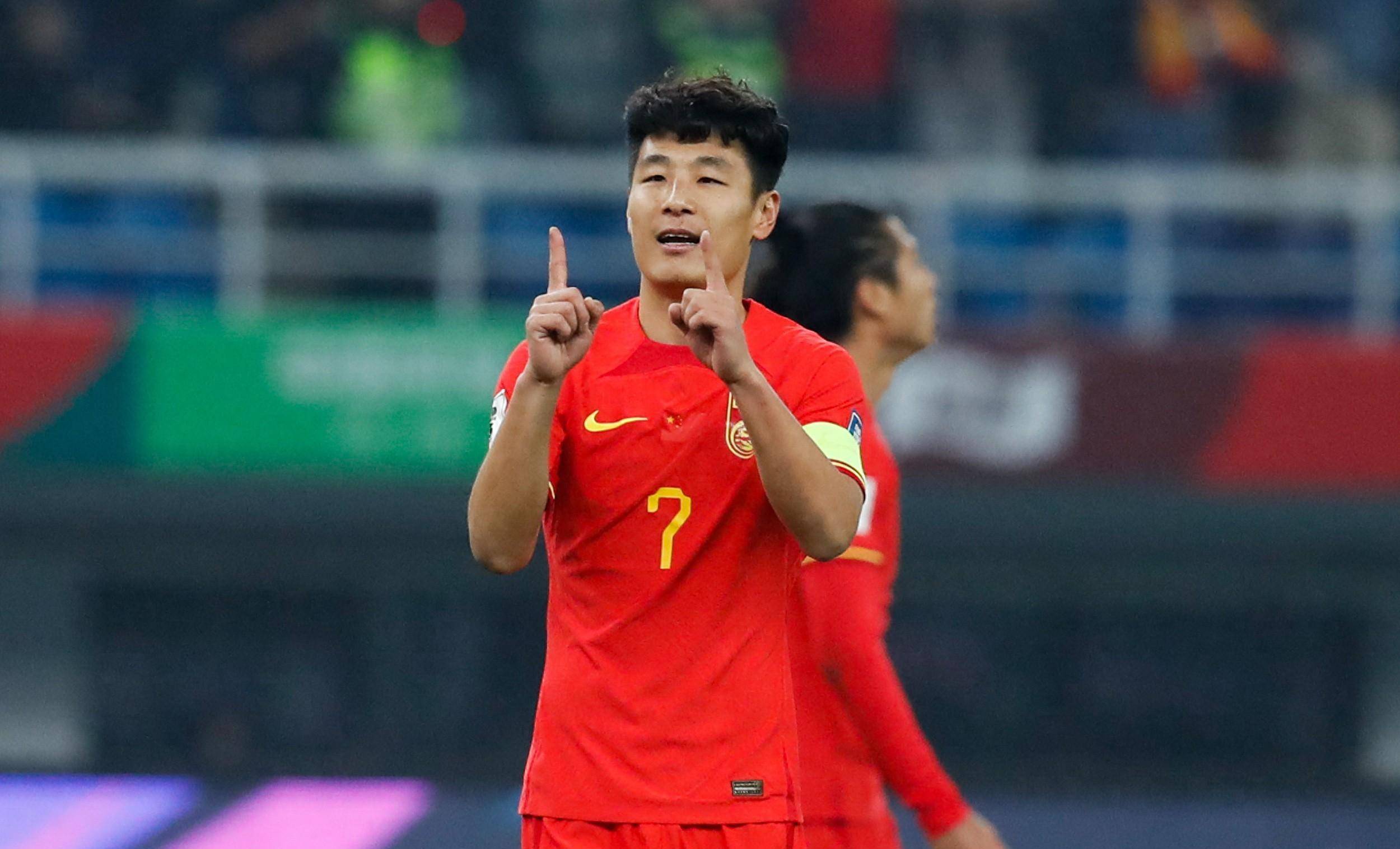 媒体人热议国足半场:开心以秒计算,领先后总进入混乱_新加坡队_刘洋