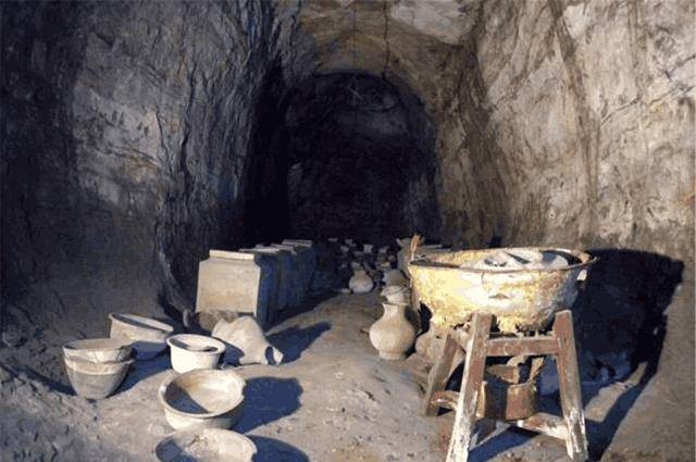 我们初步得到结论:这座古墓的主人其实是朱元璋的儿子鲁荒王朱檀