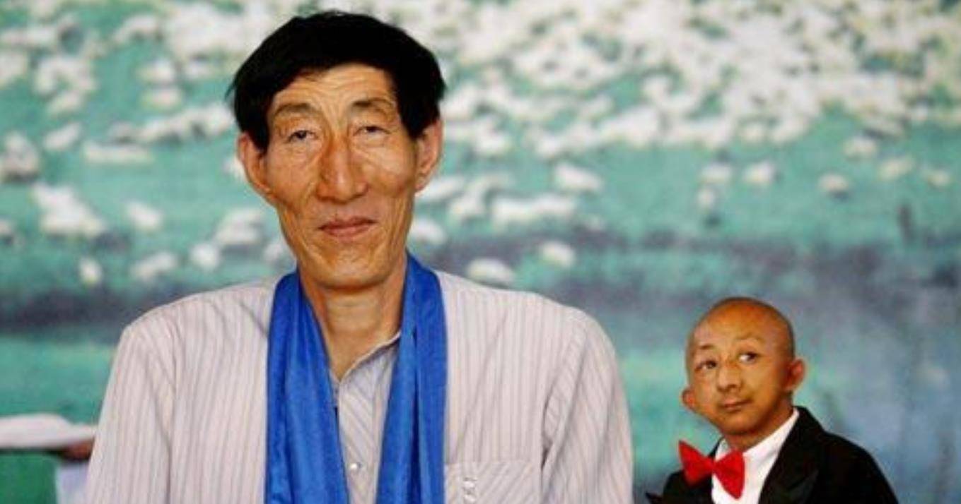 世界第一巨人鲍喜顺,58岁才不顾医生反对生下儿子,现在如何了?