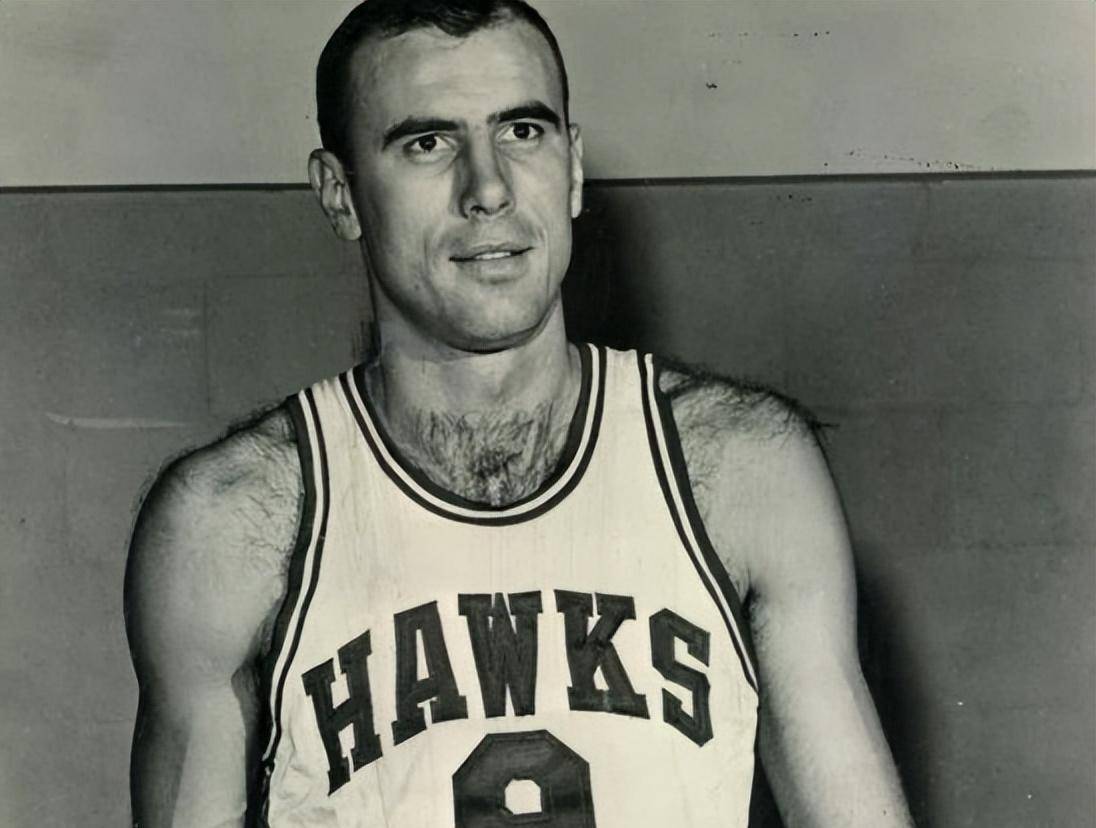 比尔·拉塞尔生涯13个赛季11次夺冠,那两年都输给了谁?