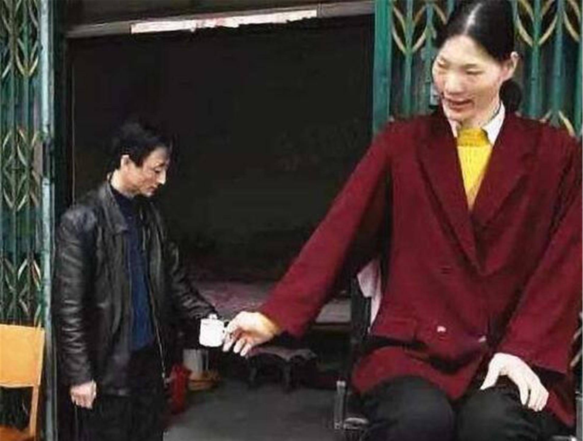 世界第一女巨人穿78码鞋子一顿吃两斤大米饭结局如何
