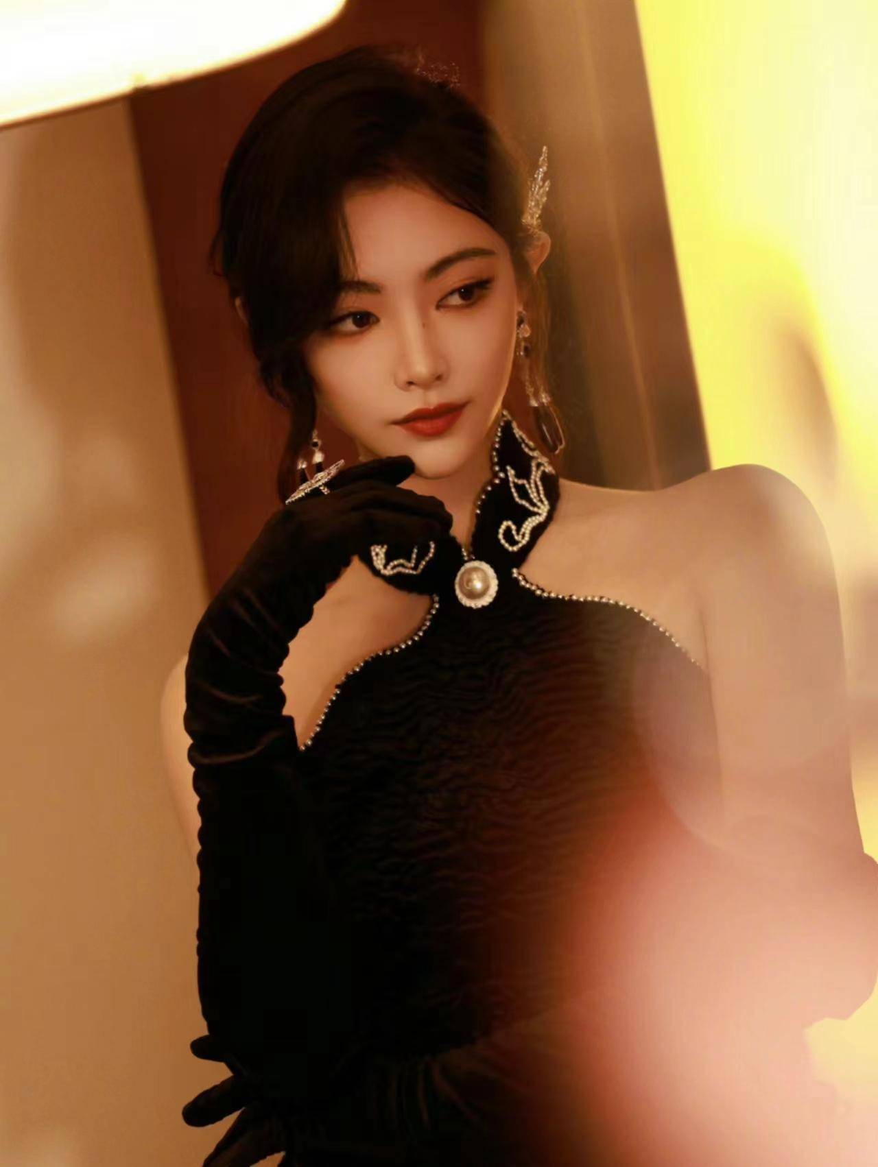 上海时装周高调复出,让出c位且遭小花们抢尽风头_杨颖_超越了_胡连欣