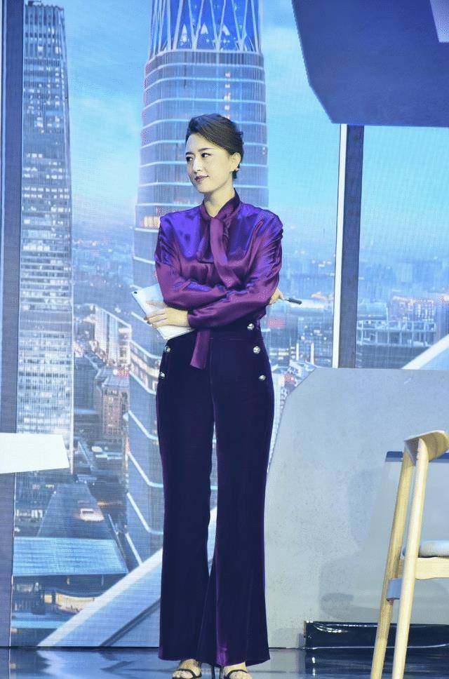 原创被43岁的张蕾美到穿红色外套配大红花气质迷人美出圈了