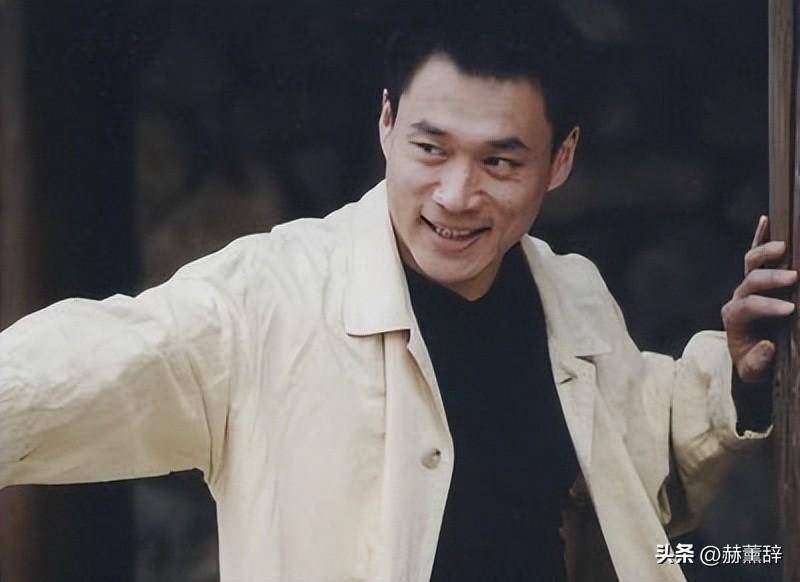 54岁武松丁海峰曝光在美国树林砍柴烤肉美国豪宅尽显气派