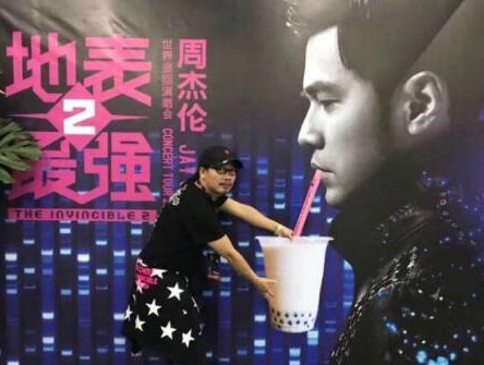 原创轻松一刻老师就是他不仅抽烟还抄我的作业