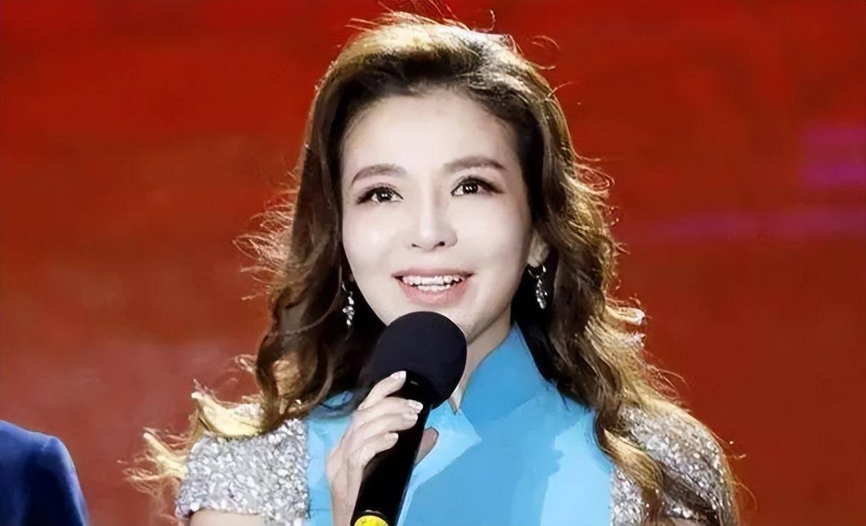 央视朱迅参跑无锡马拉松带伤跑完42公里全程50岁穿超短裙好美