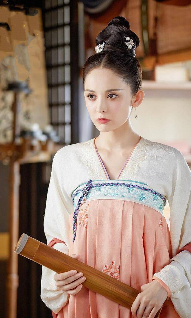 原创风起霓裳古力娜扎12个造型唐装都好漂亮就是表情太木讷了