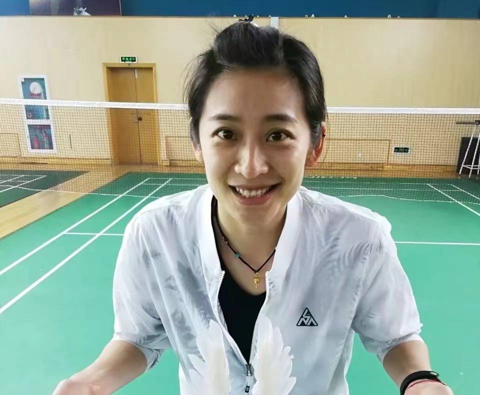 仍美得动人心魄,难怪李宗伟都被她迷倒_王琳_羽毛球_左膝