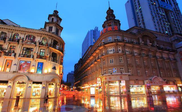 武汉一条步行街被誉为国内第一街:已有百年历史,人流量极大!