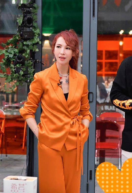 蔡少芬越老越会穿,橘色西装配红马尾高级洋气,哪像阿姨辈