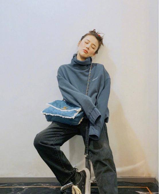 原创马思纯换风格了穿香芋紫开衫温柔可人微微一笑很倾城