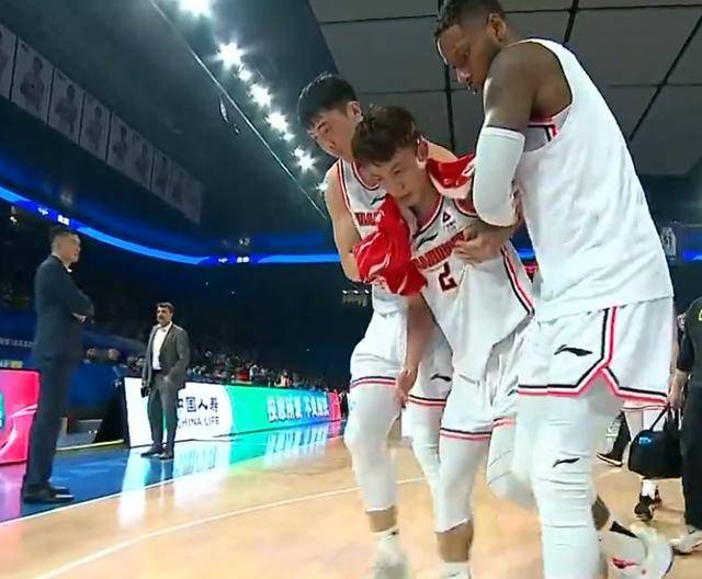 徐杰90度扭伤脚踝后接受冰敷治疗情况无大碍已能行走