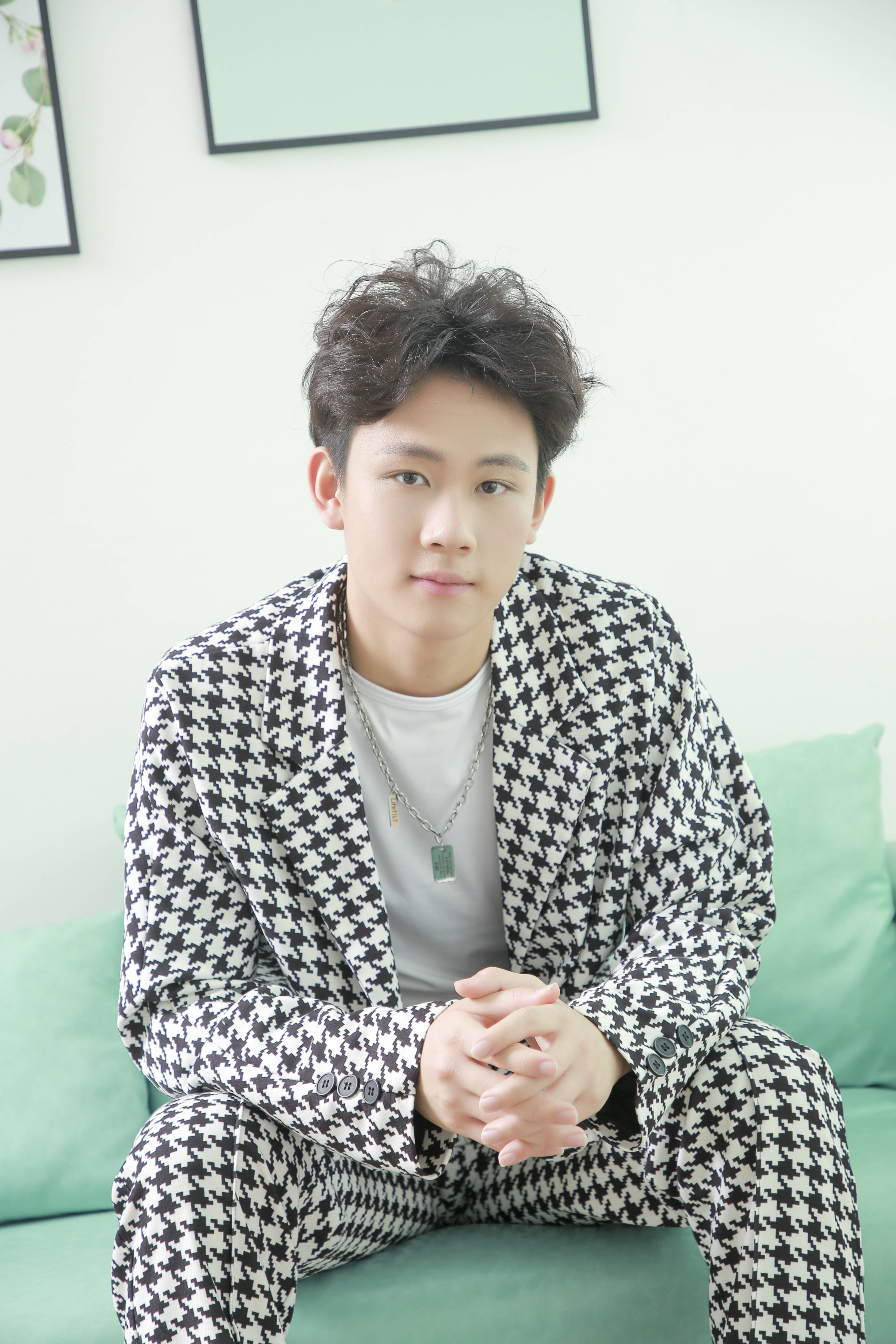 刘徽俊的型格舞台绽放无限魅力与光彩