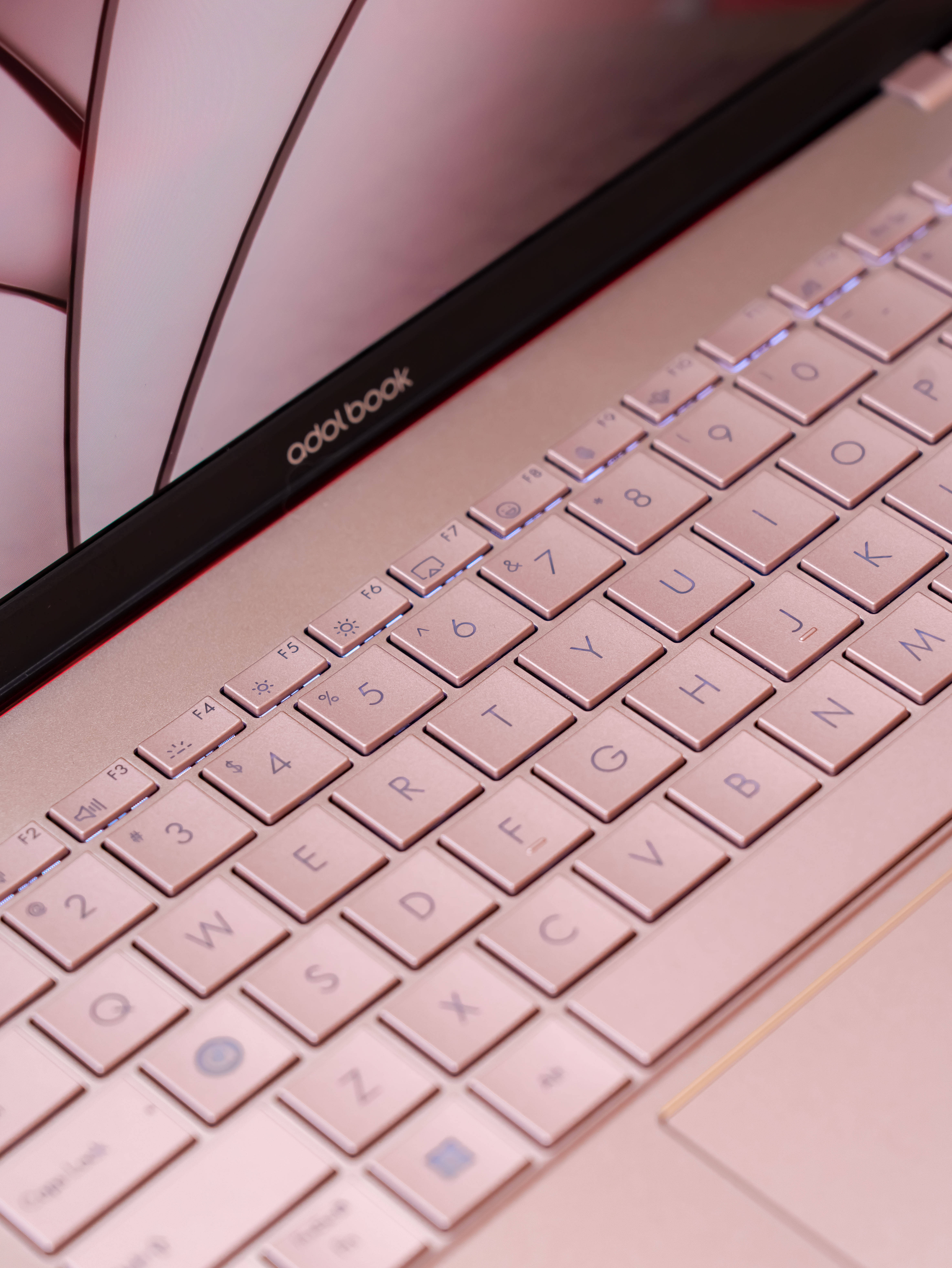 这一次,满足所有男生女生的粉色幻想给大家升级了全机身金属材质.