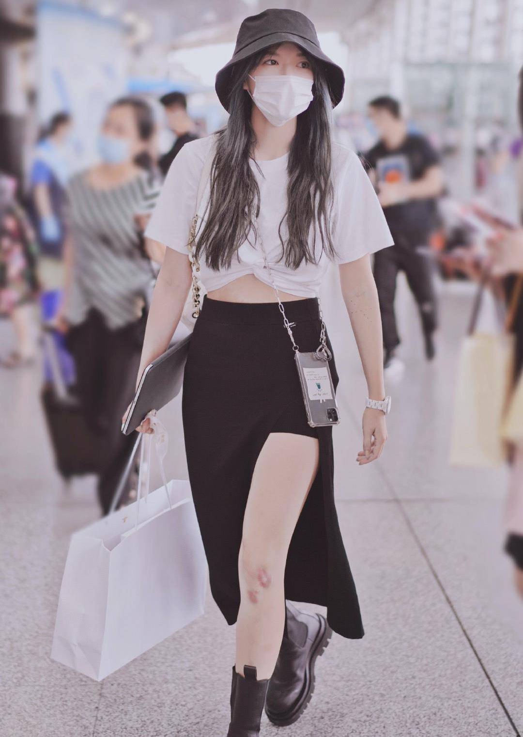 原创程潇粉丝滤镜太严重穿时尚裙露腿上淤青博眼球蓝发秒变灰色