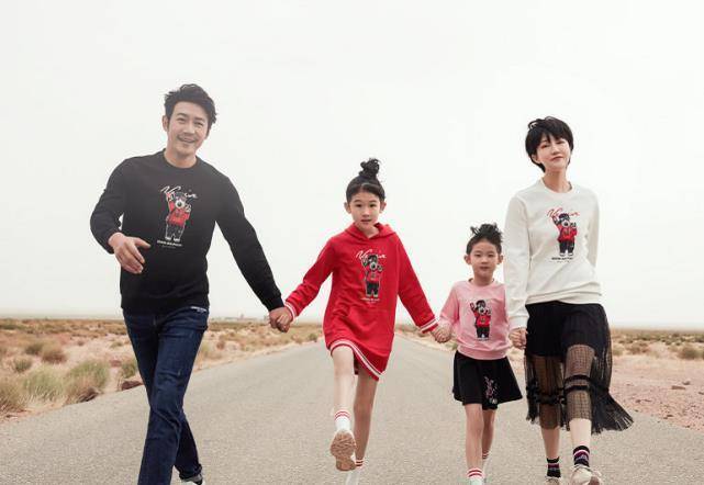 陆毅晒一家合照12岁的贝儿腿比妈妈的还长比妹妹的还细