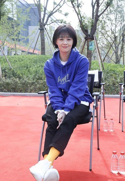 原创蒋欣真不像是年近40的人蓝色卫衣配短发好显嫩少女感明显