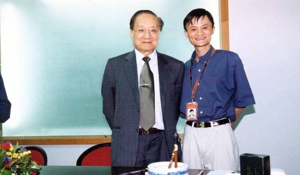 原创历史名人罕见合影图3成龙和世纪大盗张子强图8马云和金庸